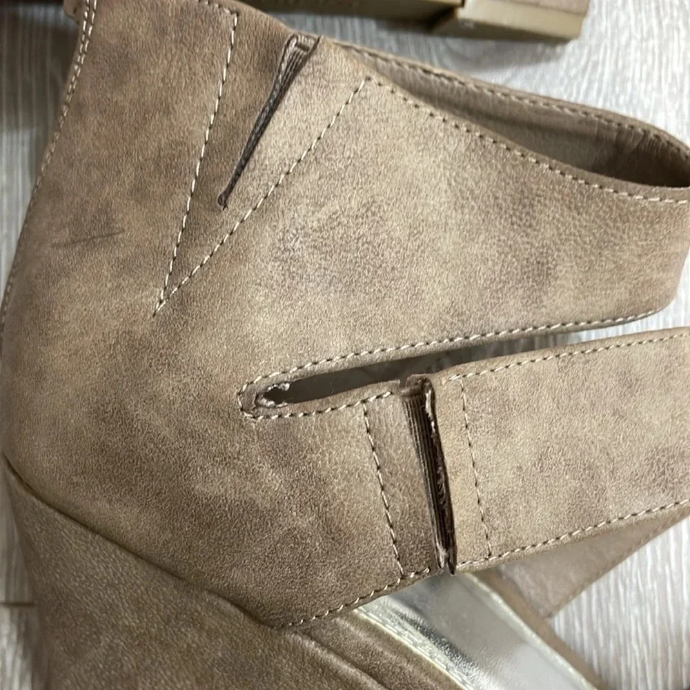 Unlisted By Kenneth Cole Day Dream Platform Wedge Taupe 8.5M